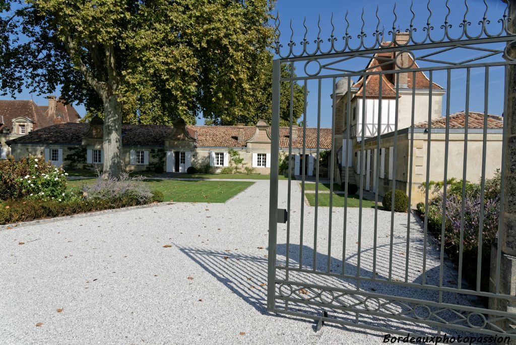 Ce château appartient  à la famille Wertheimer (Chanel), également propriétaire de Château Canon à Saint-Émilion.